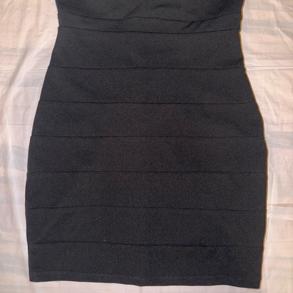 Elegant Black Sleeveless Dress - Picture 3 of 9
